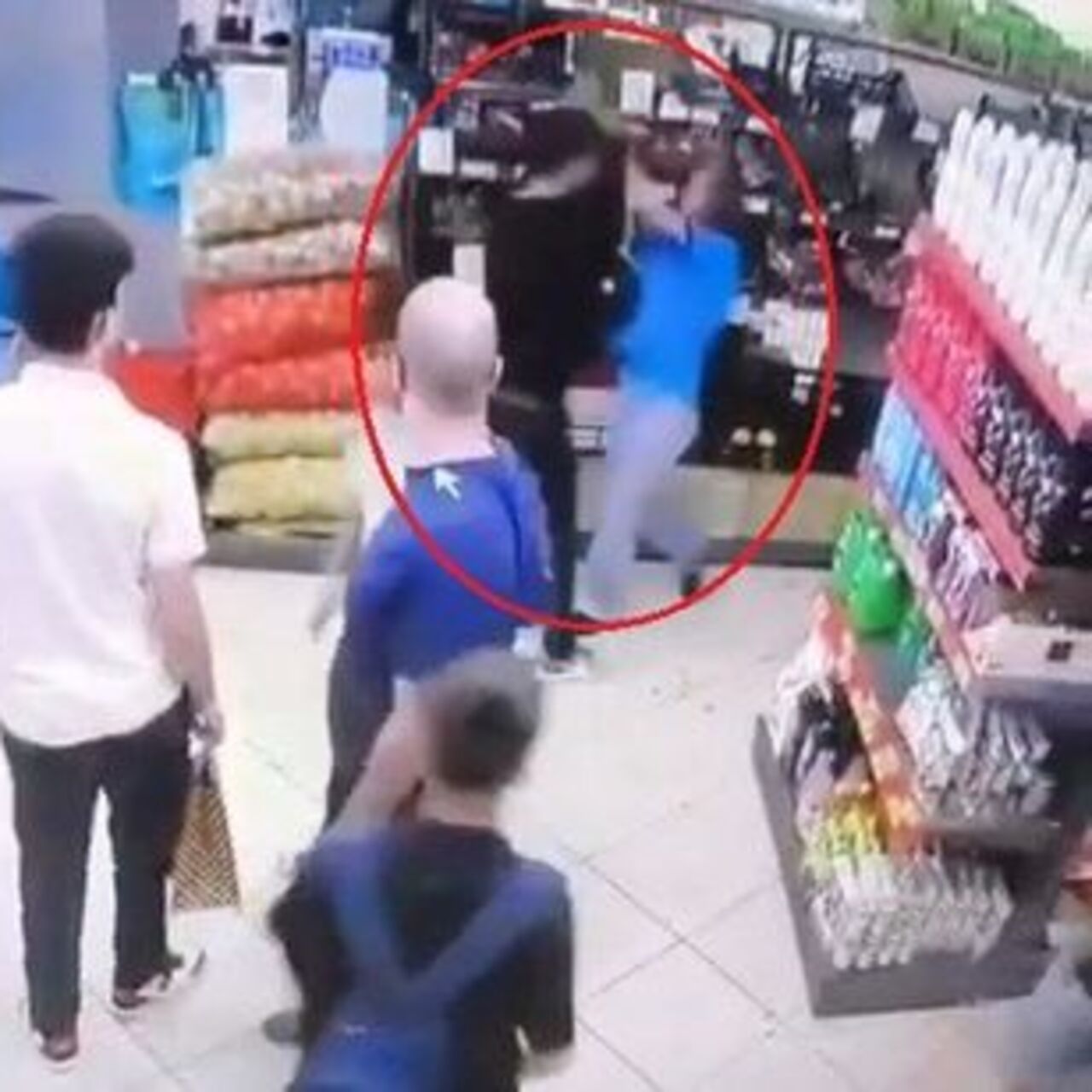 Eski sevgilisini darbedip müşteriyi bıçaklamıştı; tutuklandı