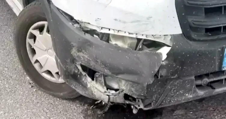 Hafif ticari araç ile motosiklet çarpıştı: Motosikletteki 1’i ağır 2 kişi yaralandı