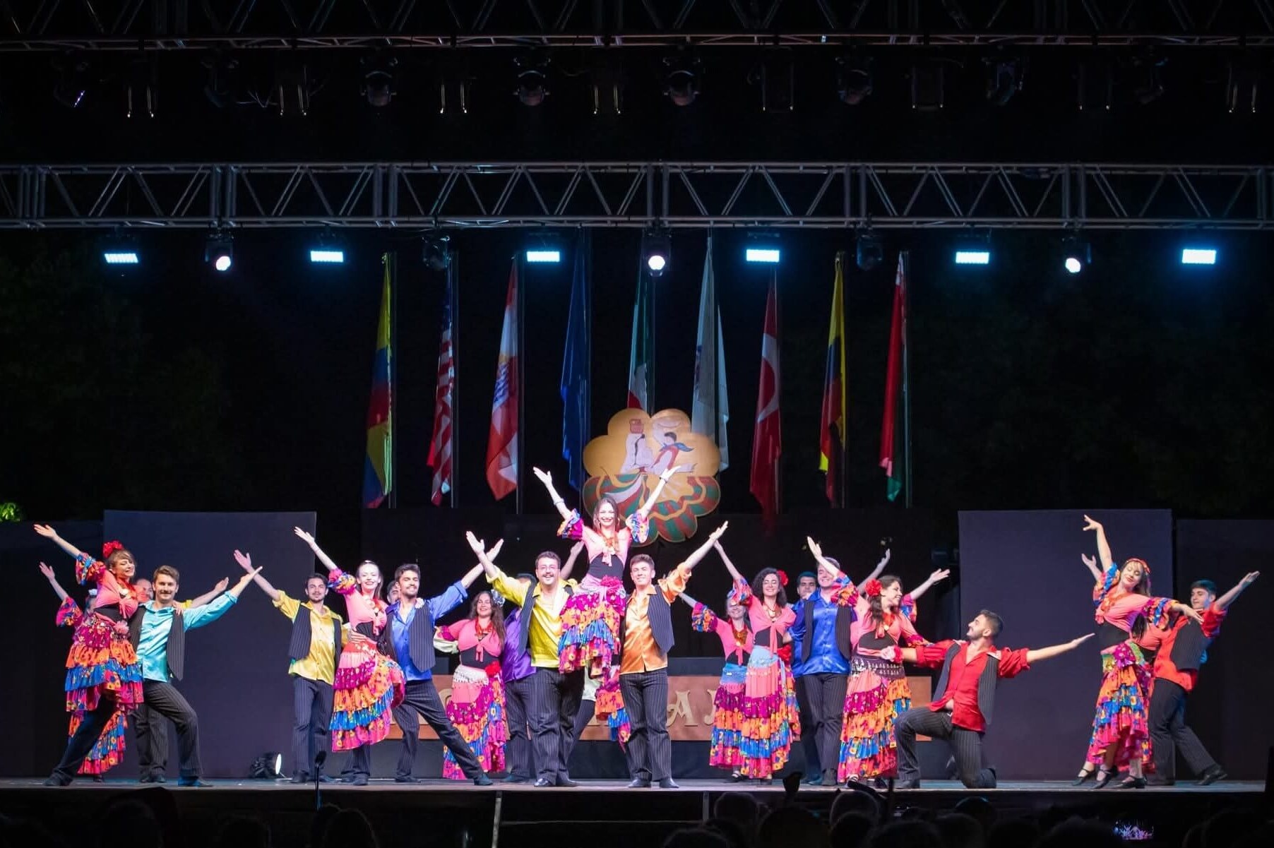 Nilüfer Halk Dansları Topluluğu İtalya’dan ödülle döndü