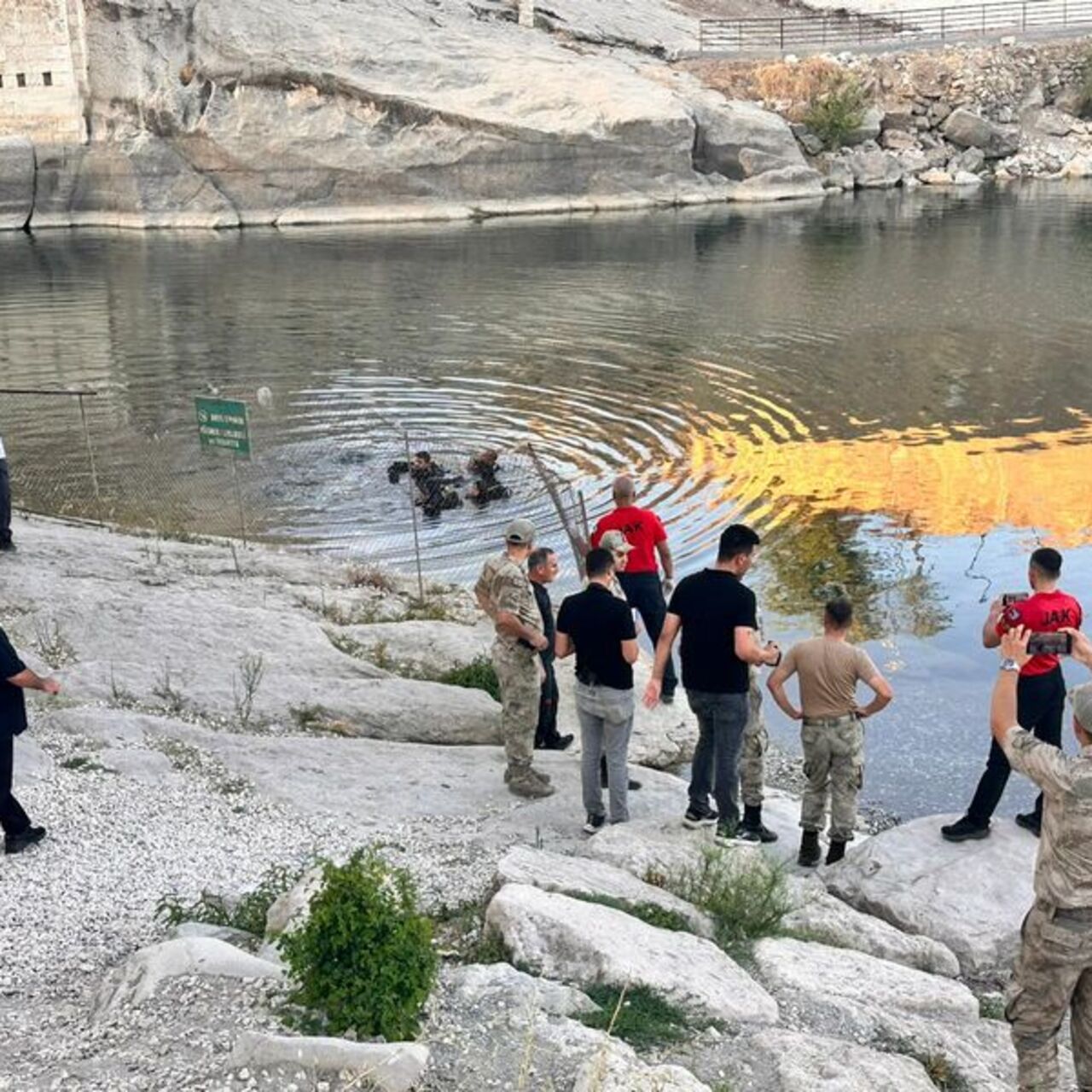 Serinlemek için girdiği çayda boğuldu