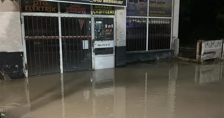 Sivas’ta su borusu patladı cadde göle döndü