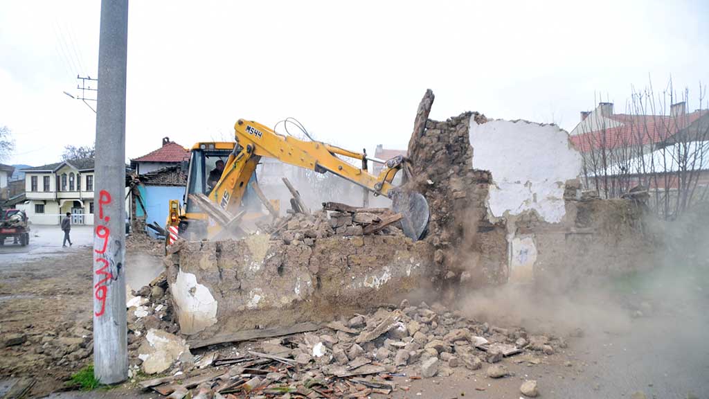 YENİŞEHİR’DE METRUK BİNALARLA MÜCADELE HIZ KAZANDI