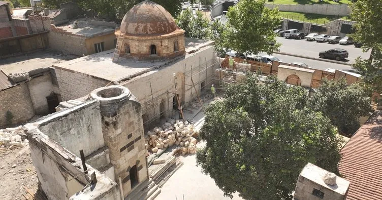 6 Şubat depremlerinden etkilenen tarihi Boğazkesen Camii’nin yaraları sarılıyor
