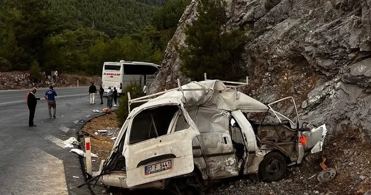 Antalya’da otobüs ile çarpışan ticari araç sürücüsü hayatını kaybetti