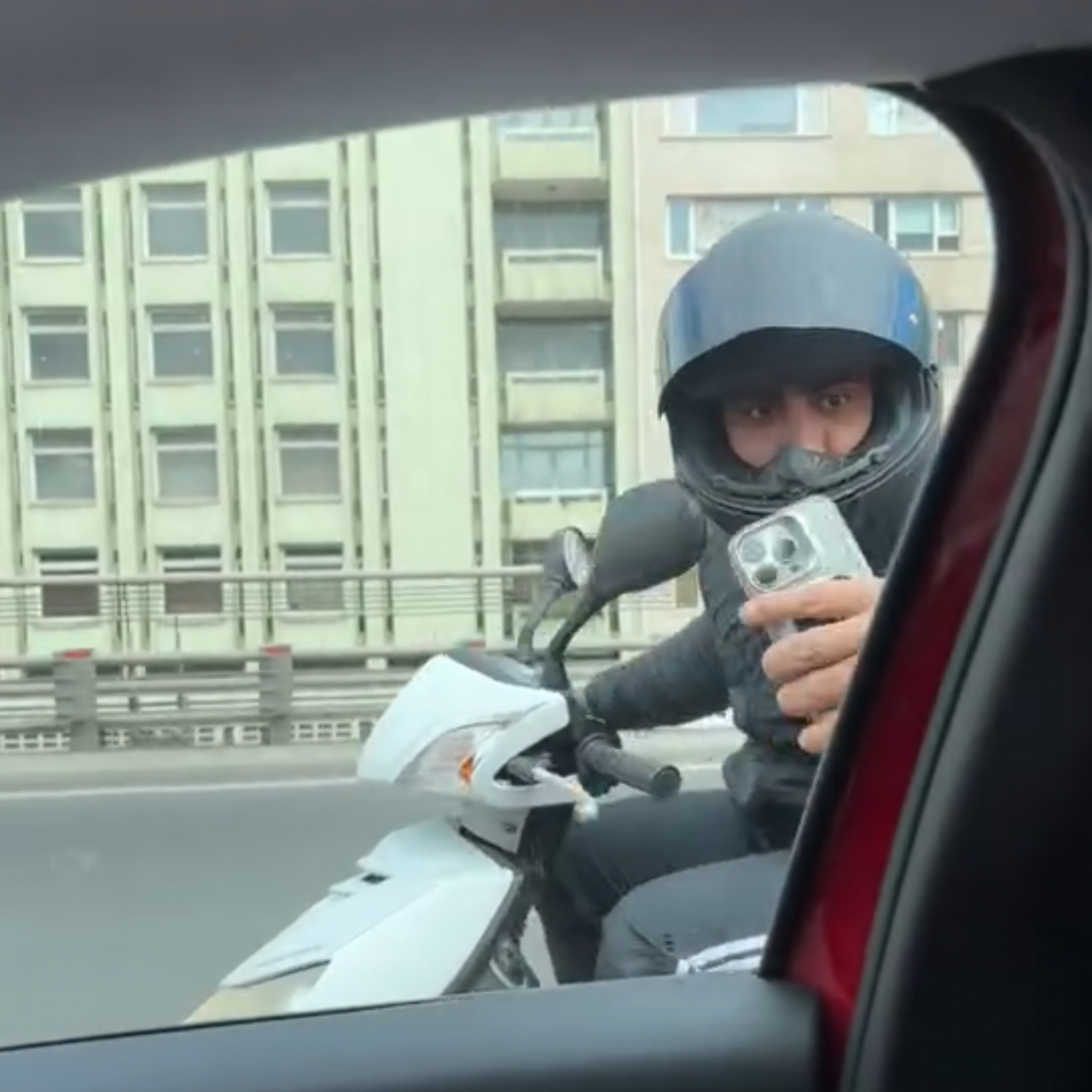 Aracı yumrukladı! Trafikte kadın avukata tehdit!