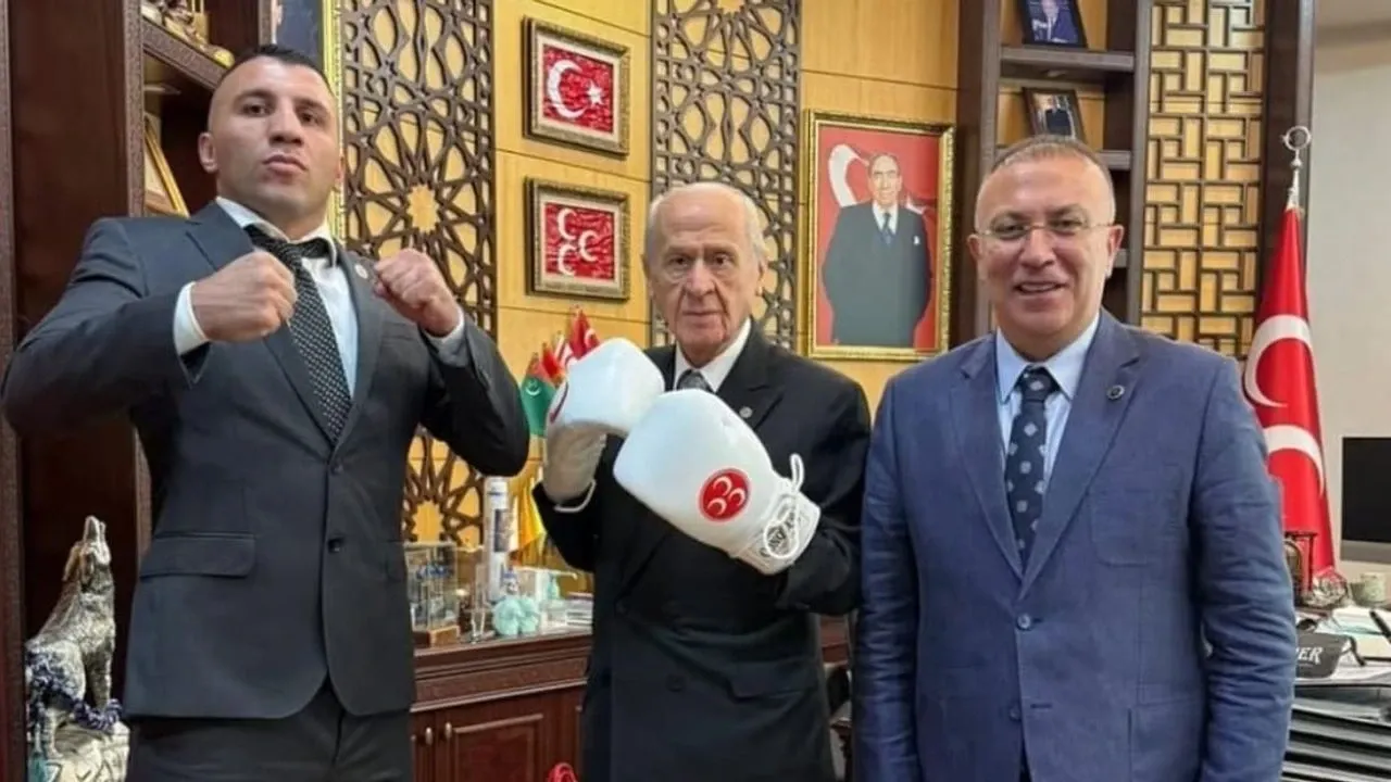 Bahçeli gardını aldı: Boks eldivenleriyle poz verdi