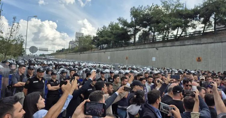 CHP İstanbul İl Başkanlığı önüne icra memurları geldi