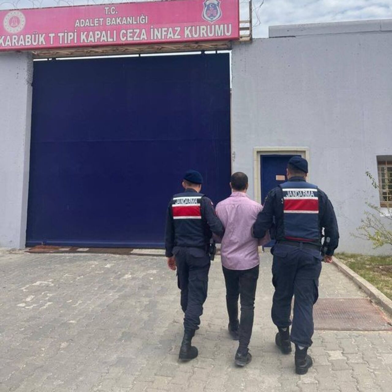 Cezaevinden firar etti! Camide uyurken yakalandı