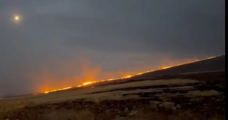 Elazığ’da anız yangını! Ekiplerin müdahalesi sürüyor