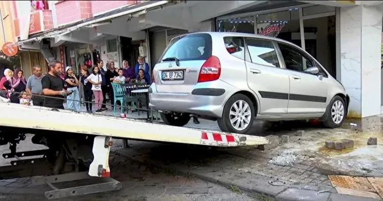 Fren yerine gaza basan sürücü önce yayaya sonra aydınlatma direğine çarptı