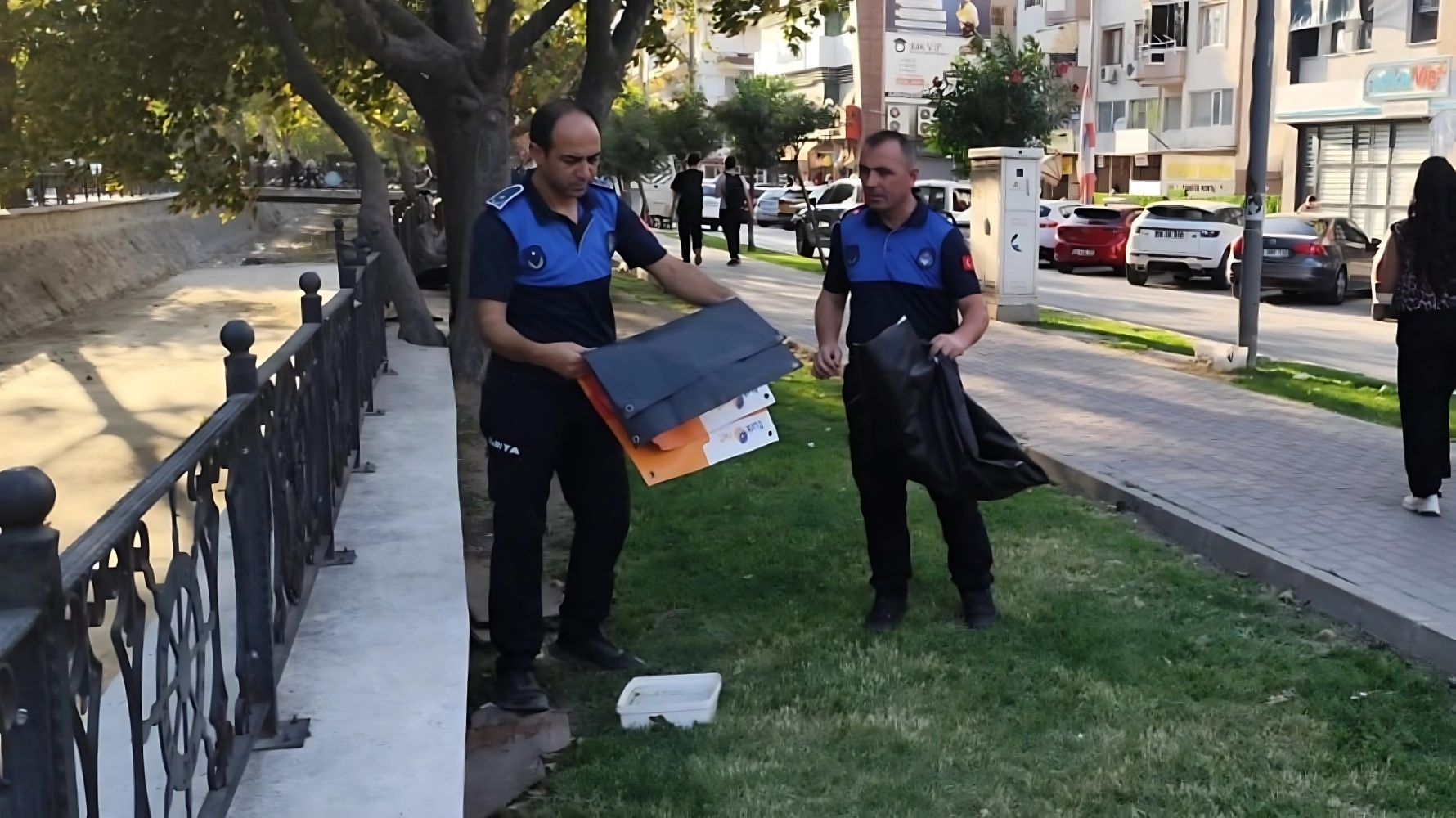 Gemlik’te İzinsiz Afişlere Zabıta Müdahalesi