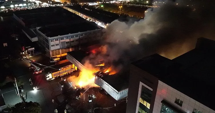 İstanbul’da sanayi bölgesinde korkutan yangın: Çok sayıda araç küle döndü!