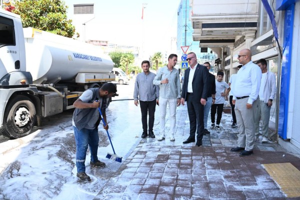 Karacabey Belediyesi’nden ana arterlerde yoğun temizlik mesaisi