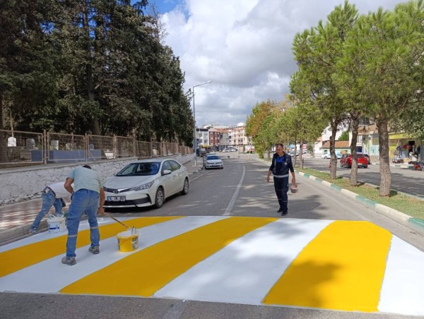 Karacabey’de okul önlerindeki yaya geçitleri yenileniyor