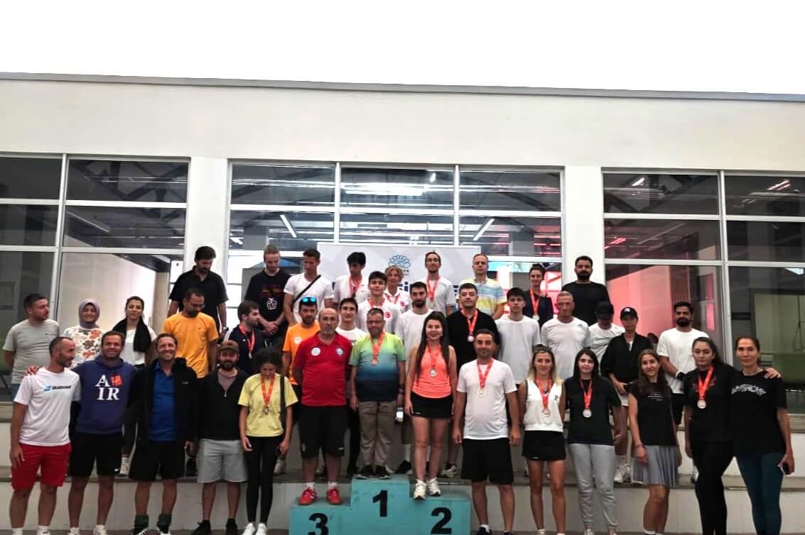 Nilüfer’in Raket Sporları Turnuvası’nda şampiyonlar ödüllendirildi