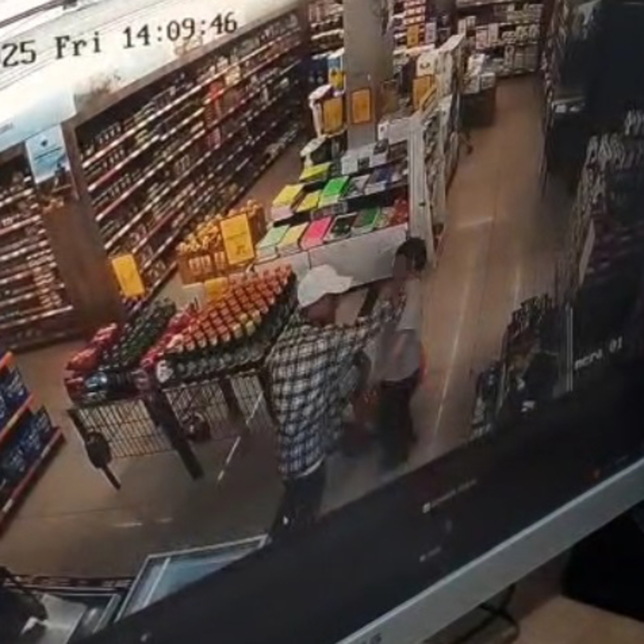 Otizmli çocuğa vurdu, yere düşürdü!