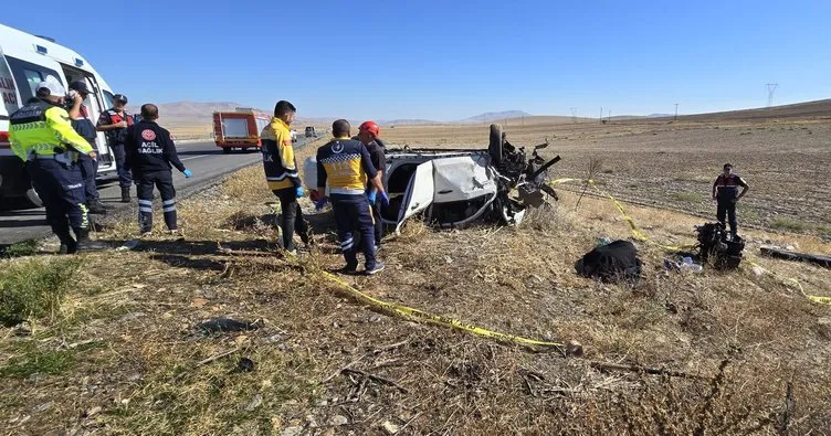 Otomobil şarampole devrildi: 2 ölü, 3 yaralı