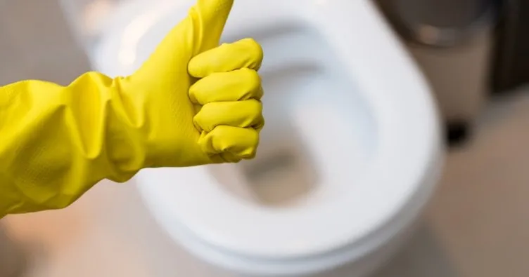 Tuvaletlerdeki sarı lekeleri ve kireçlenmeyi anında yok ediyor! Çamaşır suyundan 10 kat daha etkili olan o malzeme…