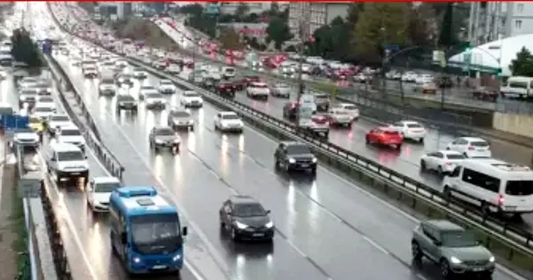 Yağışlar kazaları da beraberinde getirdi! TEM otoyolunda 17 aracın karıştığı zincirleme kaza meydana geldi