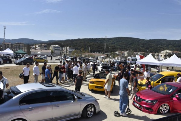 Yeniköy’de modifiye araç tutkunları buluştu