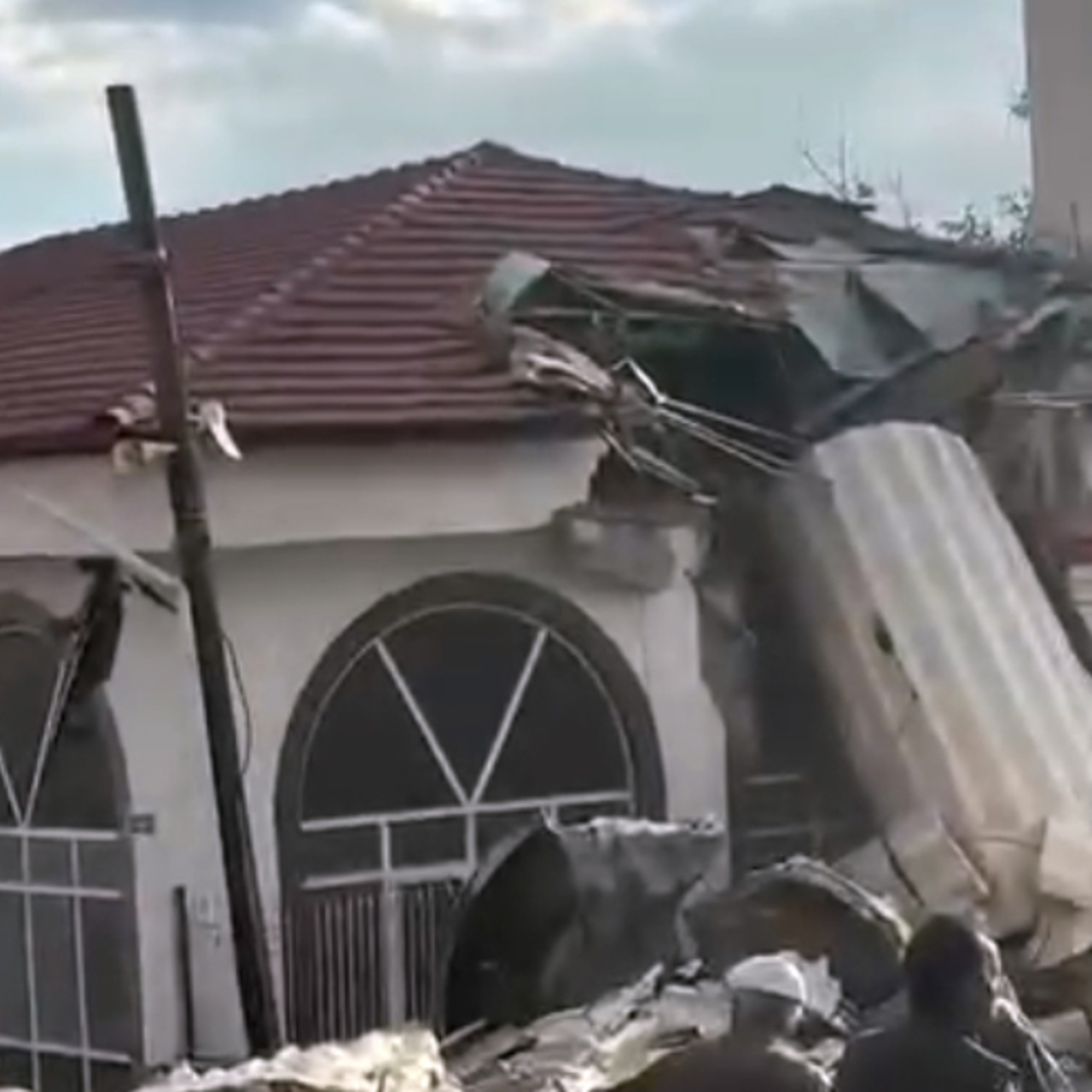 Başkentte fırtına! Minare devrildi