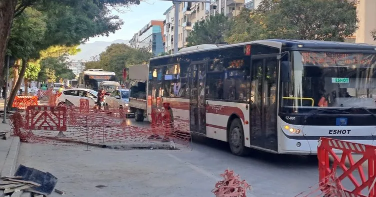Bunun adı iş bilmezlik! Karşıyaka’da zamansız başlatılan altyapı çalışması trafiği kilitledi