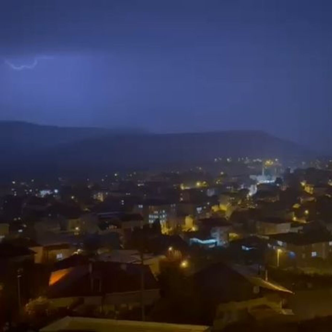 Bursa’da şimşekler geceyi aydınlattı