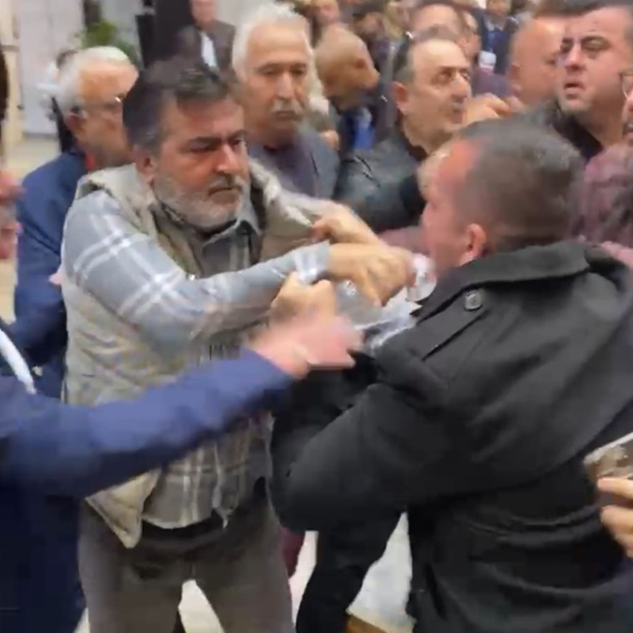 CHP kongresinde gerginlik çıktı