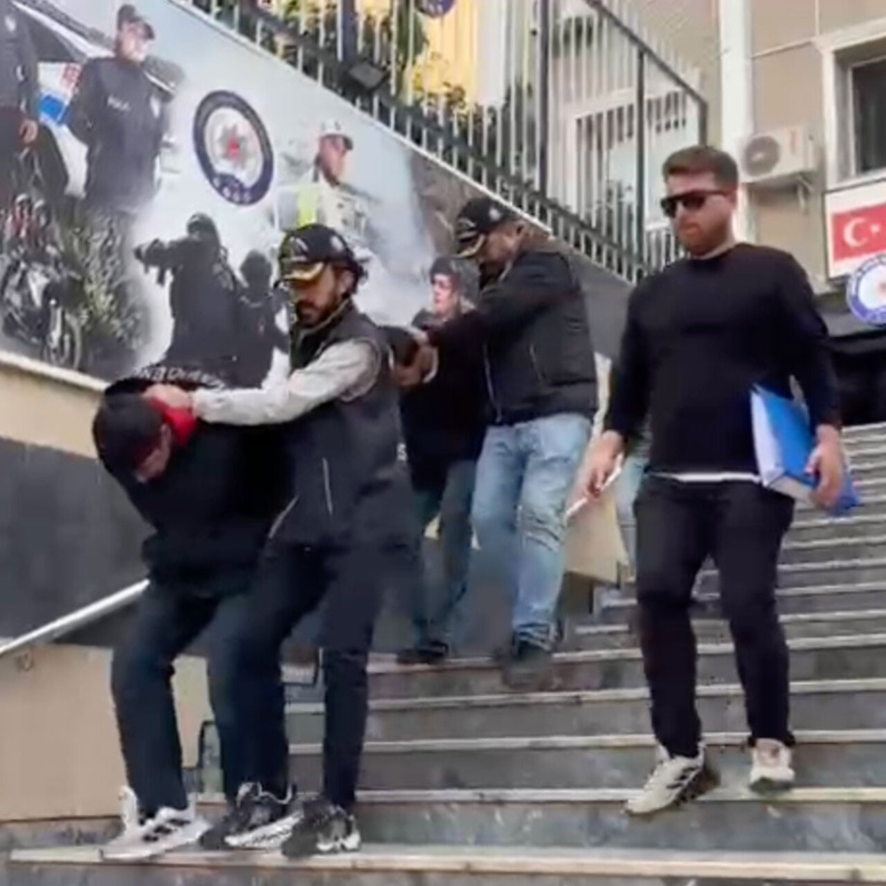 Dikkat! “Polisiz, savcıyız” deyip karı koca çiftin 23 milyon TL’sini aldılar!