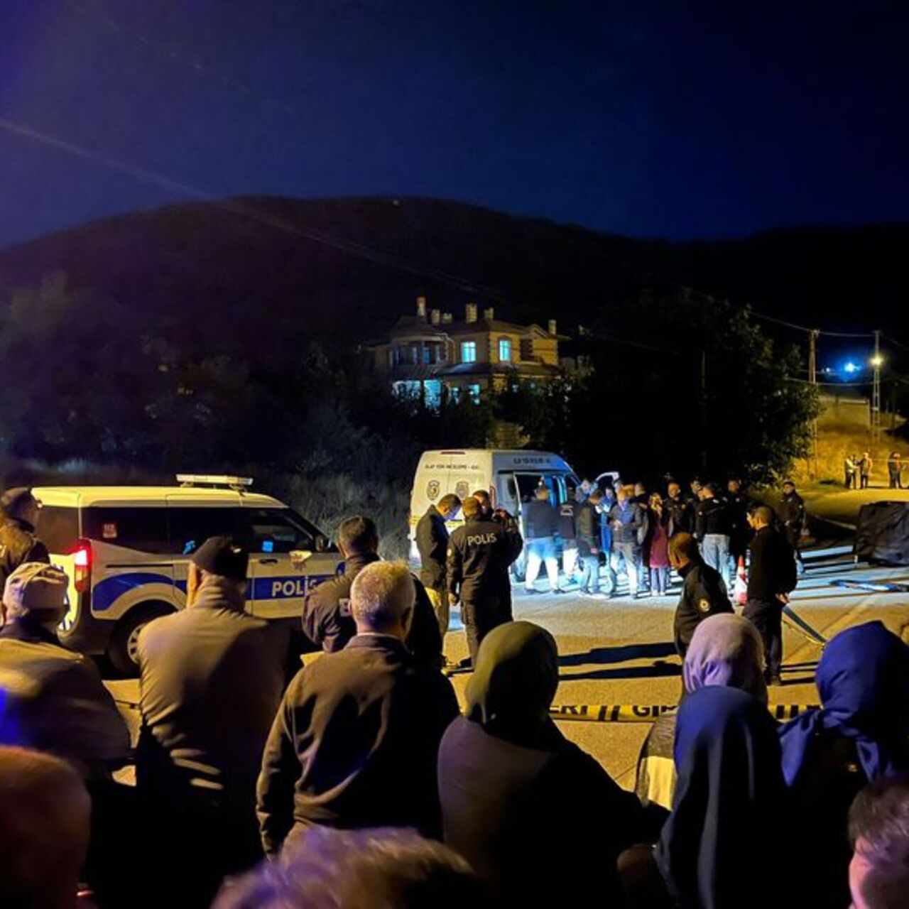 Evlerinin önünde silahlı saldırıya uğradılar