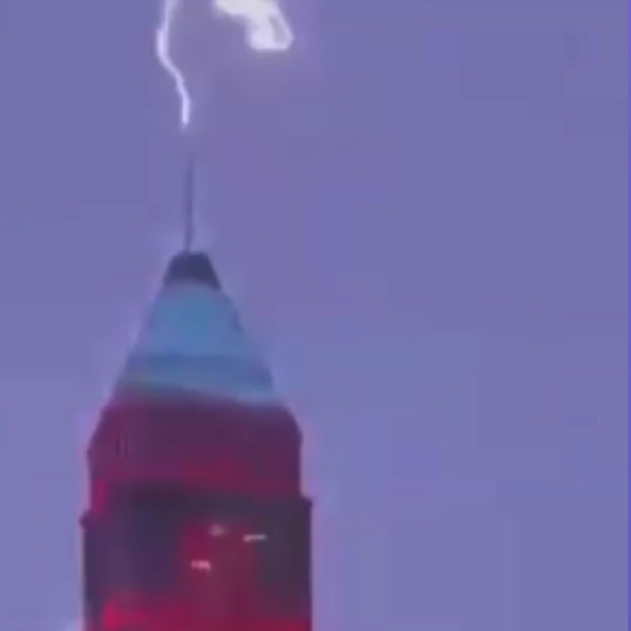 Finans Merkezi’ndeki binaya yıldırım düştü