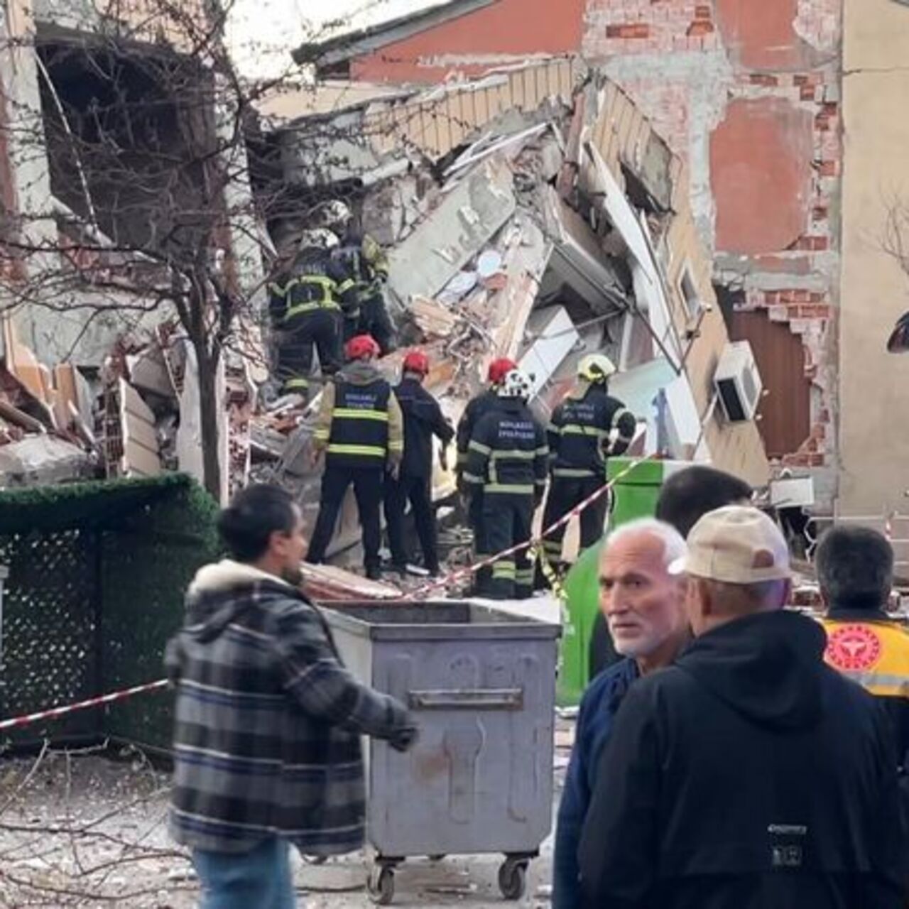 Gebze’de 6 katlı bina çöktü