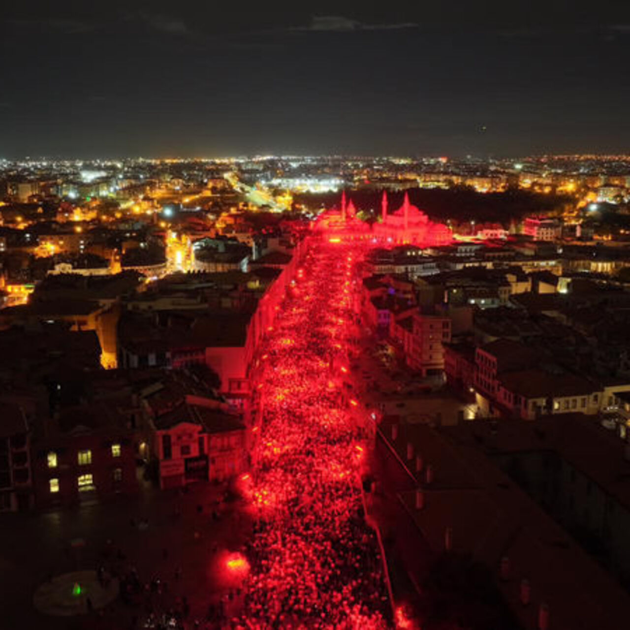 Her yer kıpkırmızı