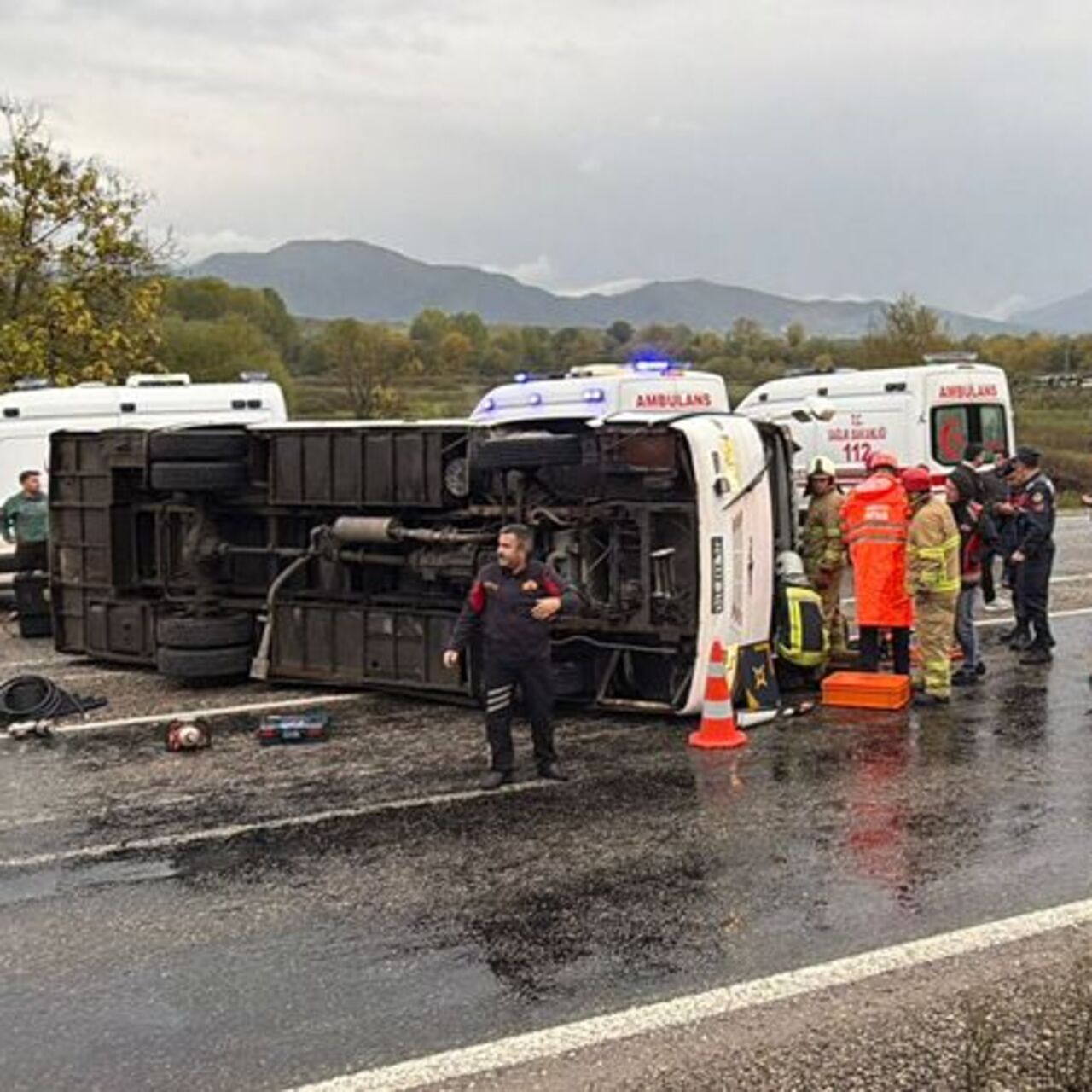 İşçi servisi devrildi! Ölü ve yaralılar var!