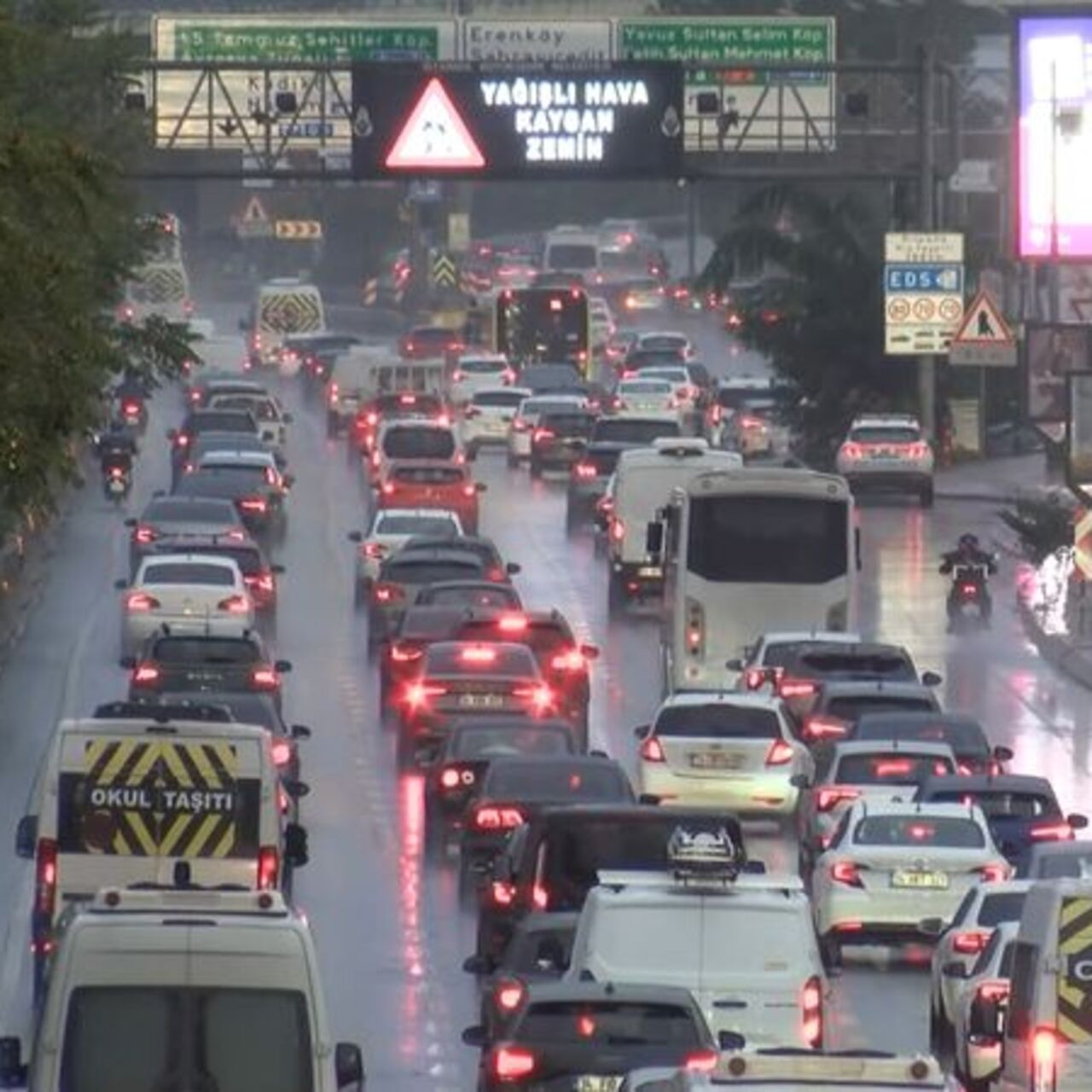 İstanbul’da sağanak trafiği kitledi! Yoğunluk yüzde 80’e ulaştı!