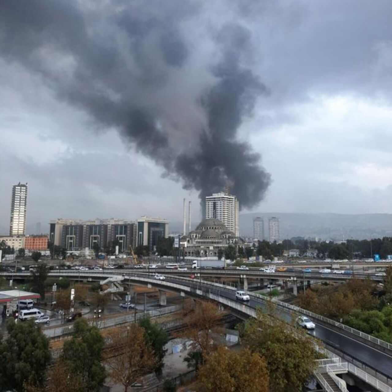 İzmir’de yangın! Gökyüzünü duman kapladı