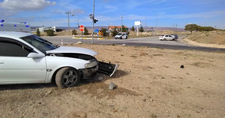 Kafa kafaya çarpışan iki otomobil hurdaya döndü: 4 yaralı