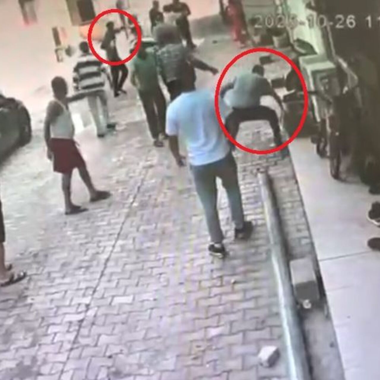 Kaldırım taşlarıyla iki grup birbirine girdi! “Pes” dedirten kavga!