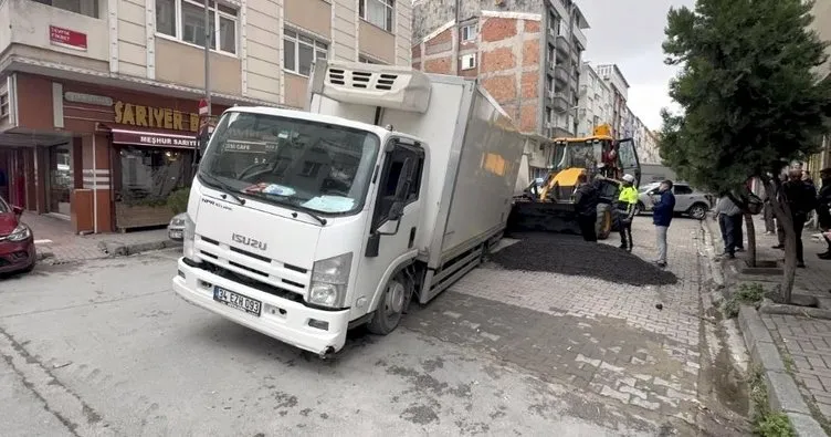 Kamyonet çöken yola düştü kepçe yardımı ile kurtarıldı