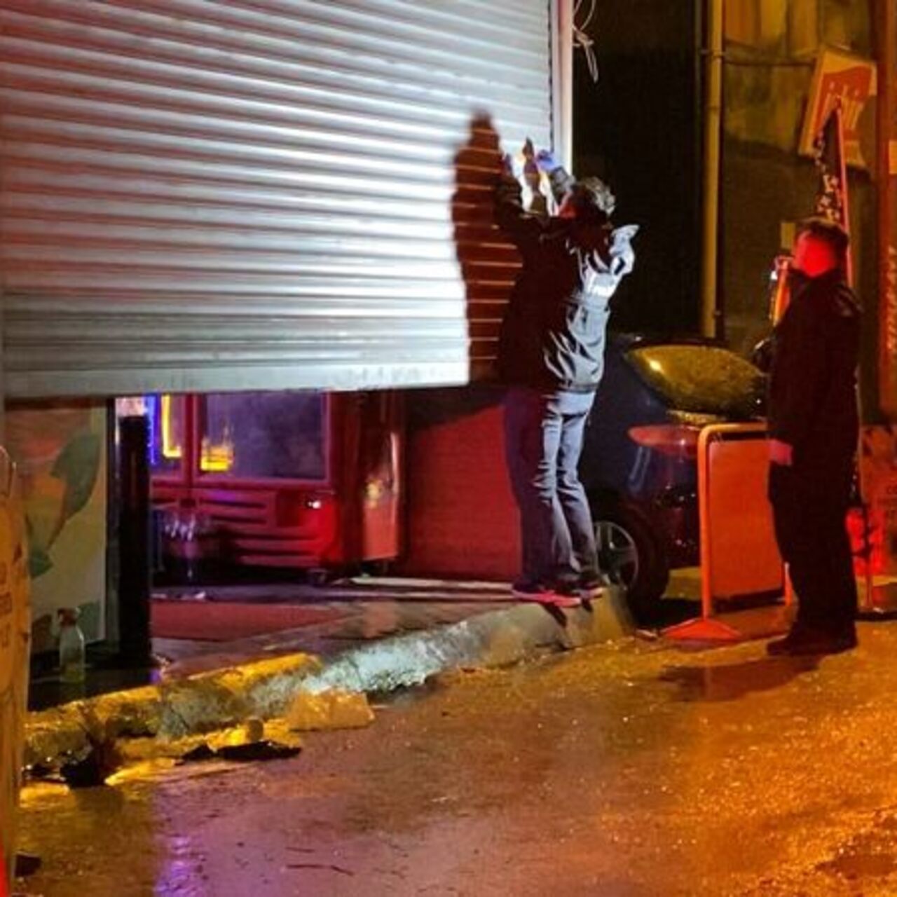 Kapalı olan tekel bayine ateş açıldı