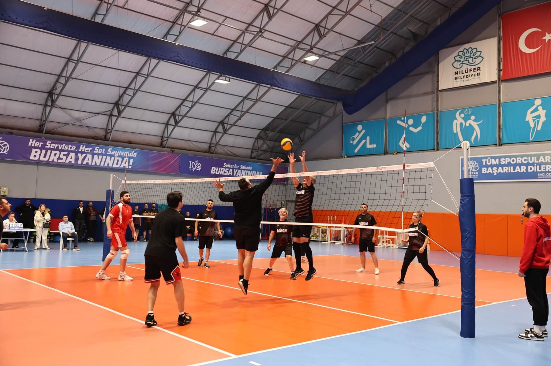 Nilüfer Belediyesi çalışanları filede ter döktü