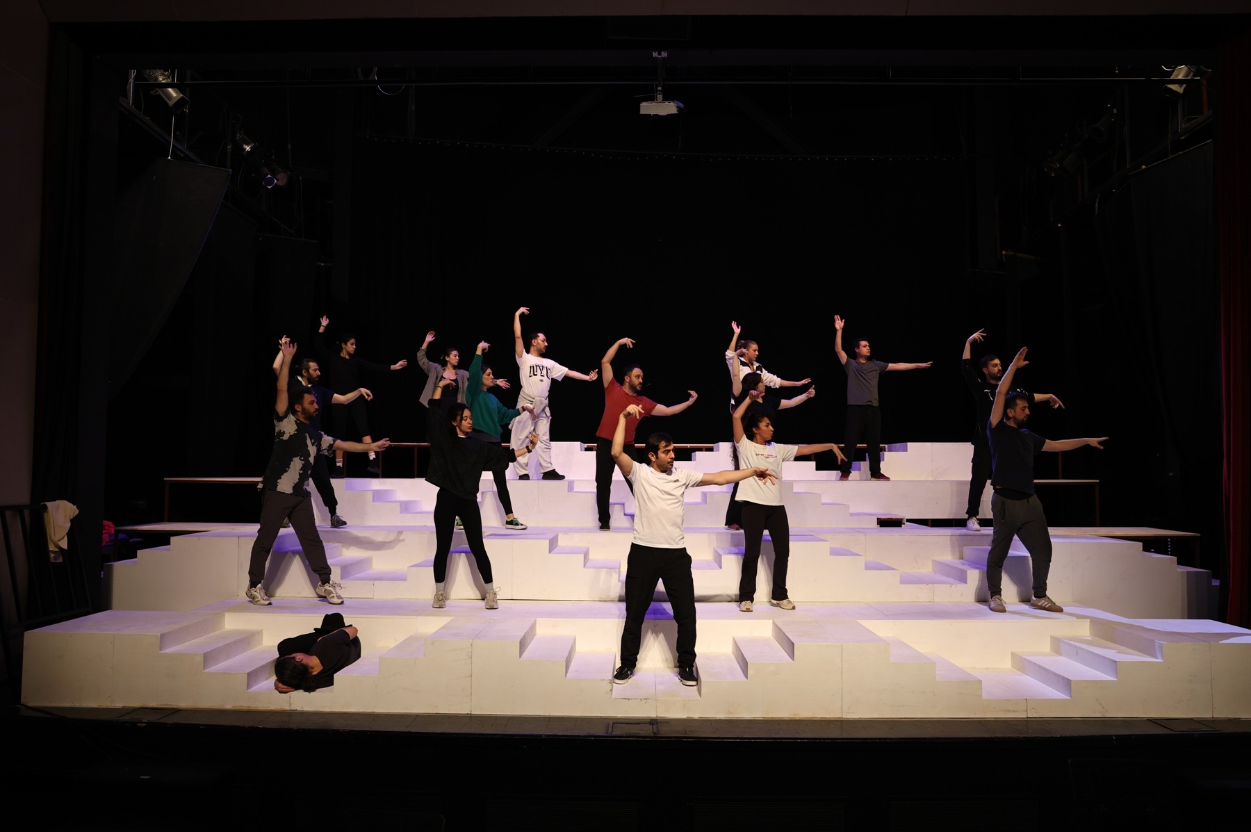 Nilüfer Kent Tiyatrosu iftiharla sunar: “Lüküs Hayat”