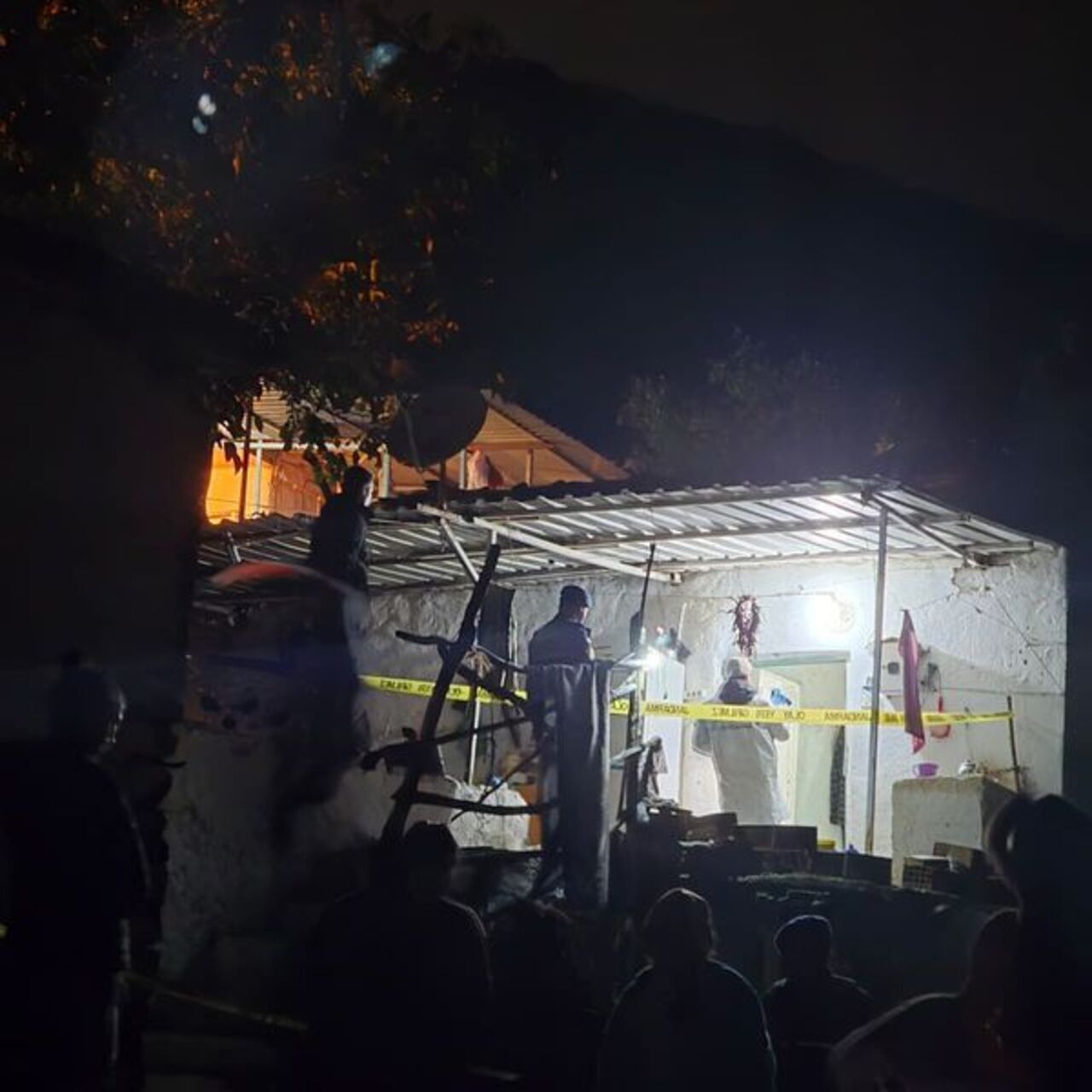 Oğlunu öldürüp eşini ağır yaraladı