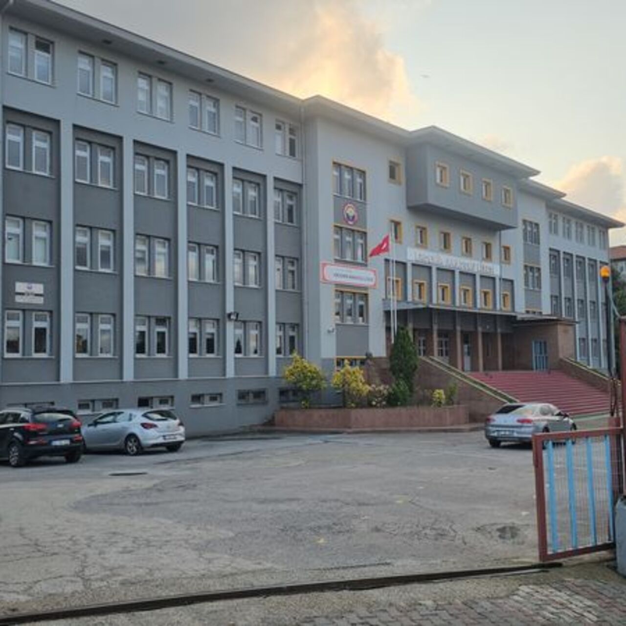 Okul tuvaletinde dehşet! Arkadaşının çenesini kırdı!