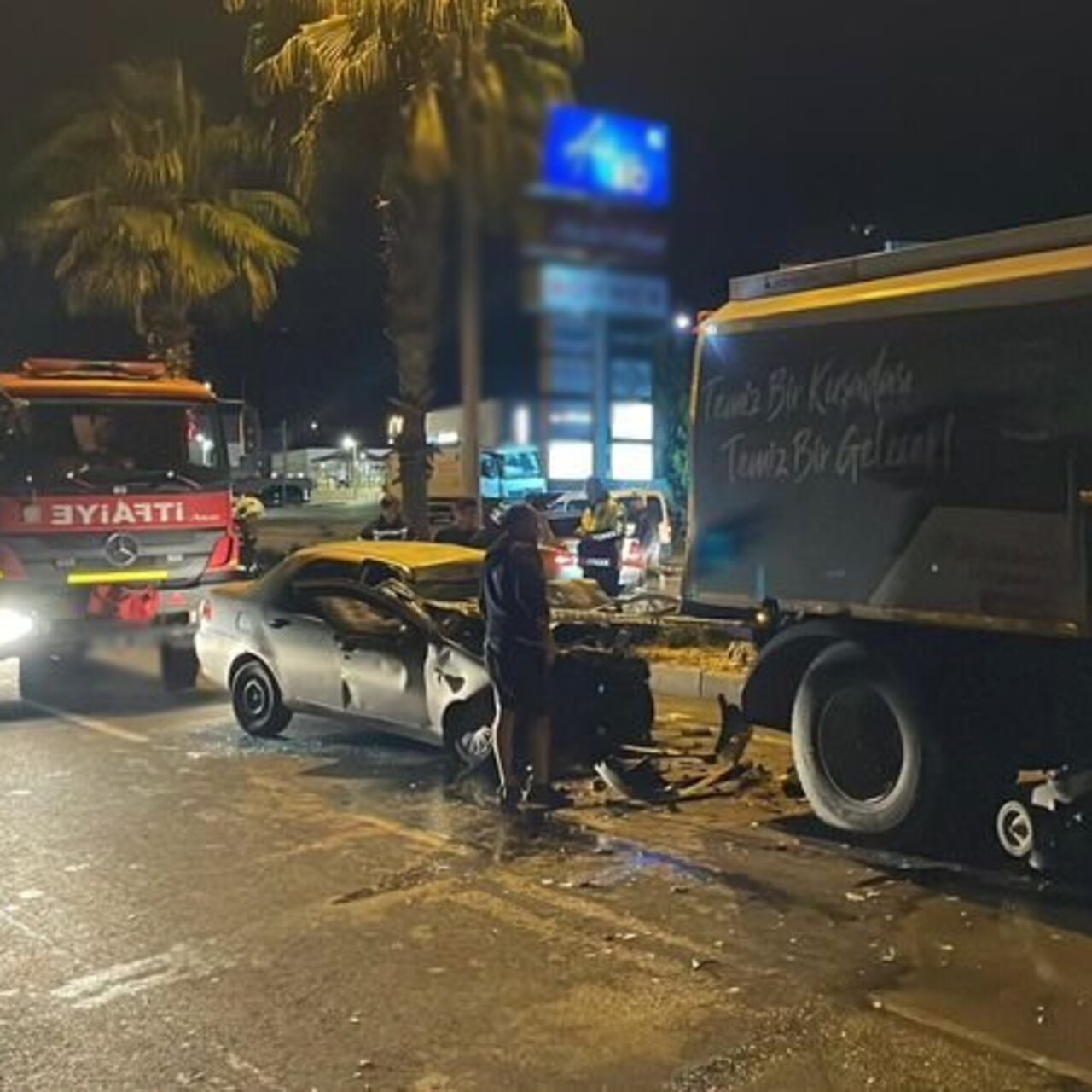 Otomobil, belediye temizlik aracına çarptı: 1 ölü