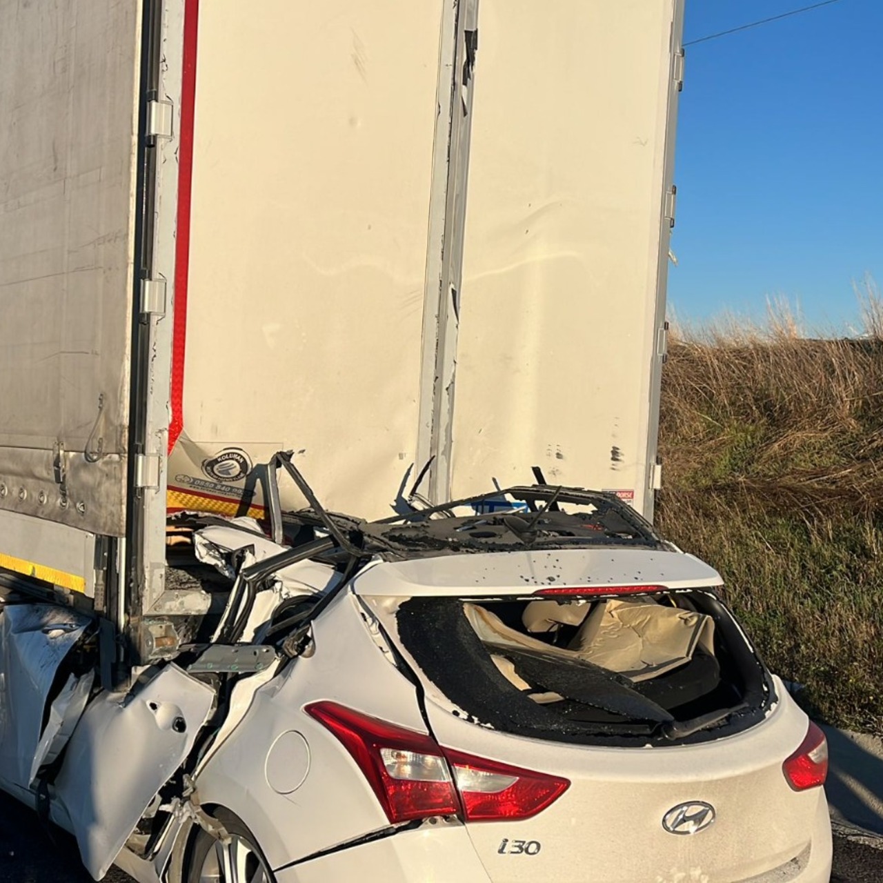 Otoyolda felaket! Araç kağıt gibi ezildi!