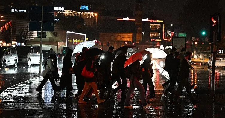 Sağanak yağışlar hayatı felç etti: İstanbul dahil 4 ilde su baskınları!