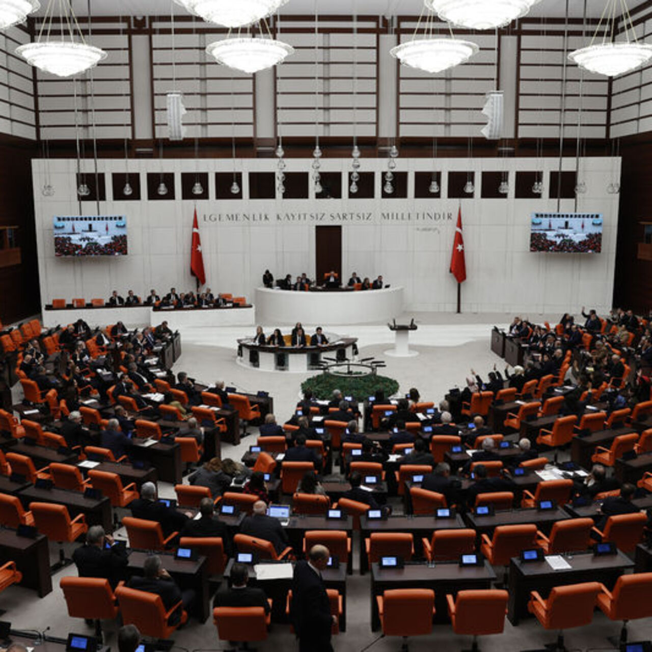 Siyasilerden peş peşe paylaşım