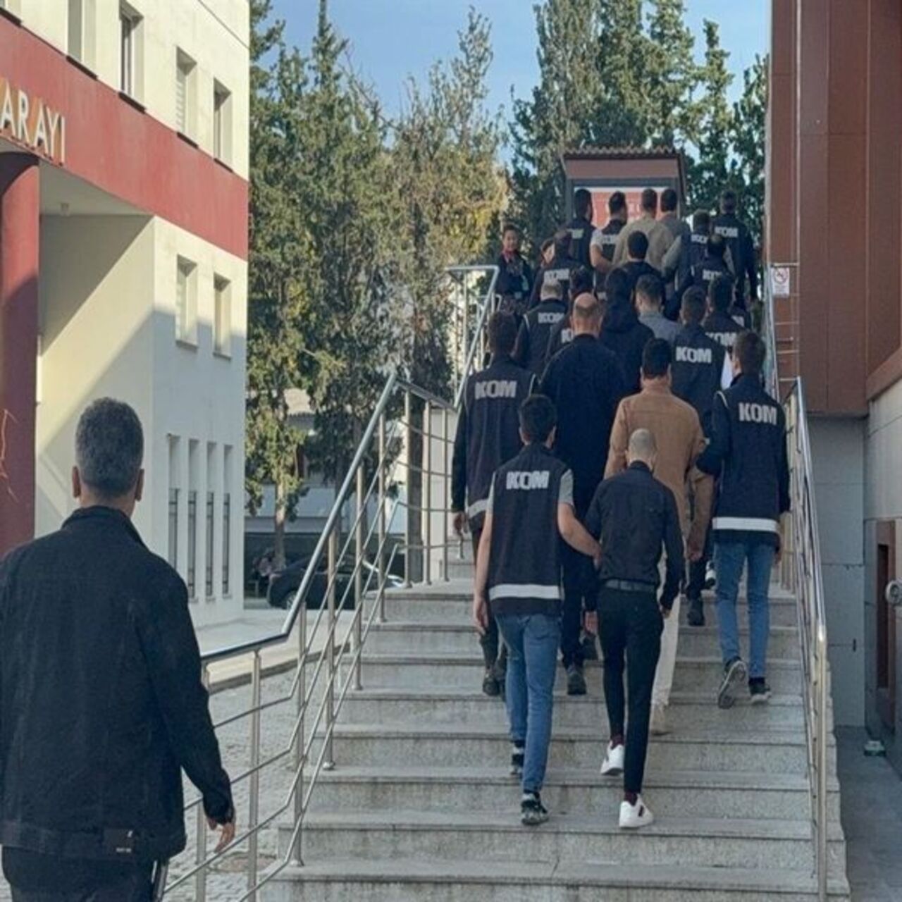 Yalova Göç İdaresi Müdürü ile 8 şüpheli adliyede