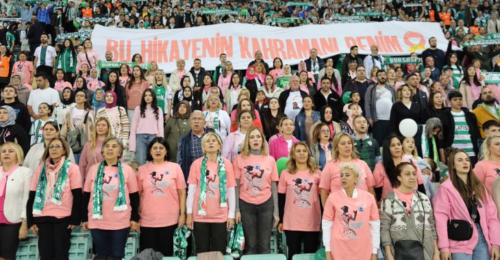 Yeşil beyaz tribünlerde pembe farkındalık